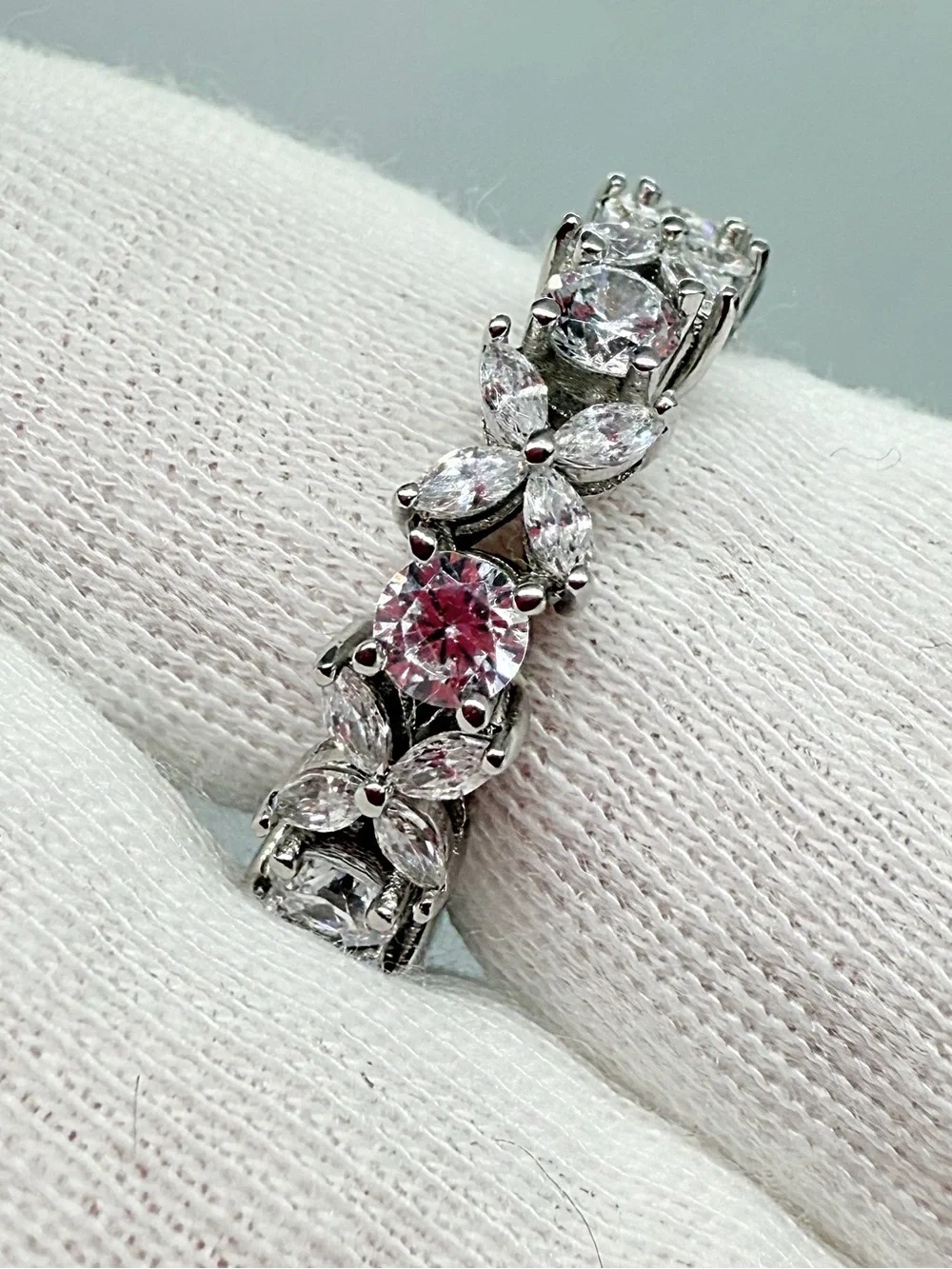 Sterling Silver Natural Zircon Floral Design Ring!